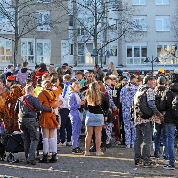 Karneval in Leverkusen: Jugendliche am Lindenplatz in Schlebusch.