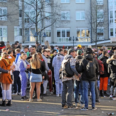 Karneval in Leverkusen: Jugendliche am Lindenplatz in Schlebusch.