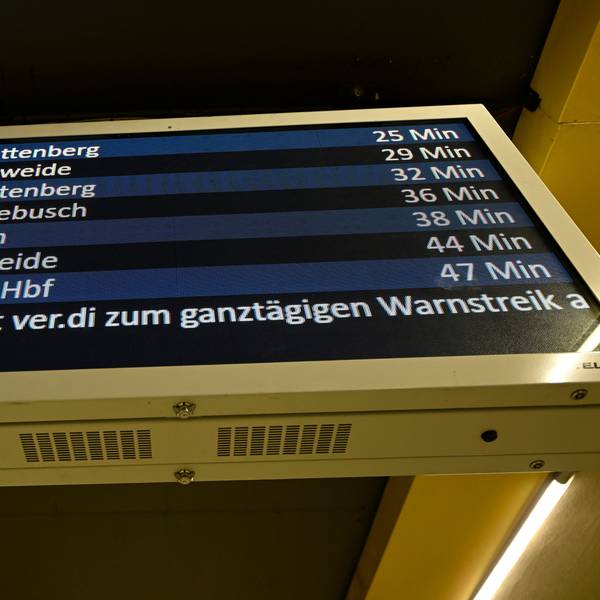 Die Anzeigetafeln der Kölner Verkehrsbetriebe (KVB) zeigen an, dass die Gewerkschaft Verdi für Dienstag, den 14. Februar, zu einem Warnstreik bei der KVB aufgerufen hat.