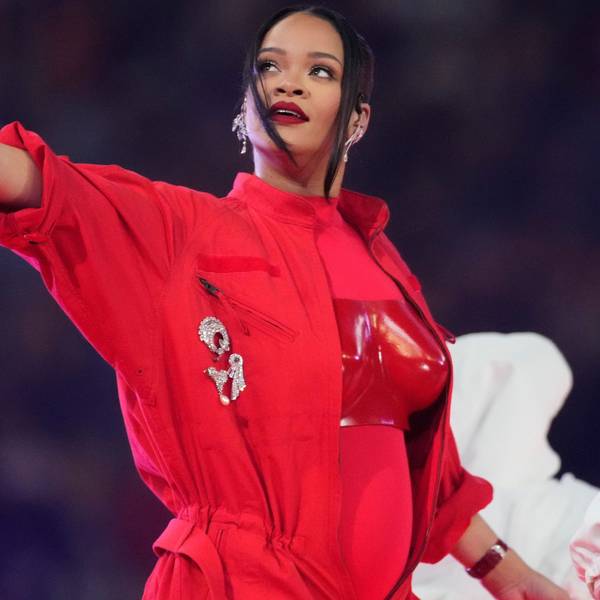 Rihanna tritt während der Halbzeitshow des Super Bowl im State Farm Stadium in Glendale, Arizona auf. Sie trägt einen hellroten Anzug mit dunkelroter Brustplatte.