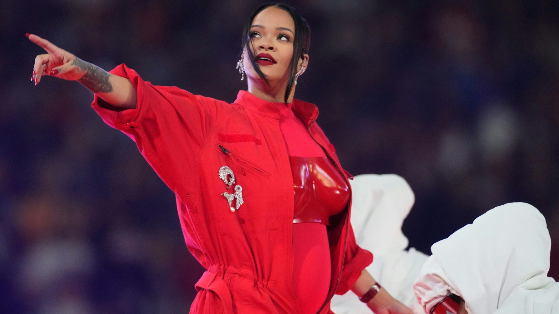 Rihanna tritt während der Halbzeitshow auf.