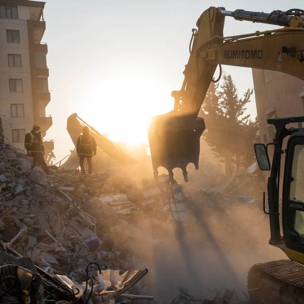 Mitglieder einer Such- und Rettungsaktion arbeiten an einem Gebäude, das während des Erdbebens in der Türkei zerstört wurde.