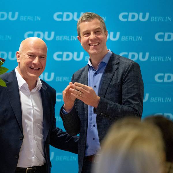 Kai Wegner (l), Landesvorsitzender CDU Berlin hält neben Stefan Evers, CDU-Generalsekretär, lachend einen Blumenstrauß in der Hand.