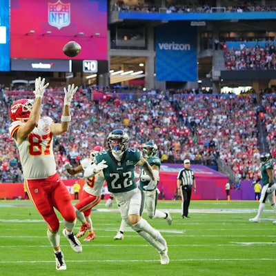 Travis Kelce 87 fängt einen Pass zum Touchdown im ersten Viertel des Super Bowl.