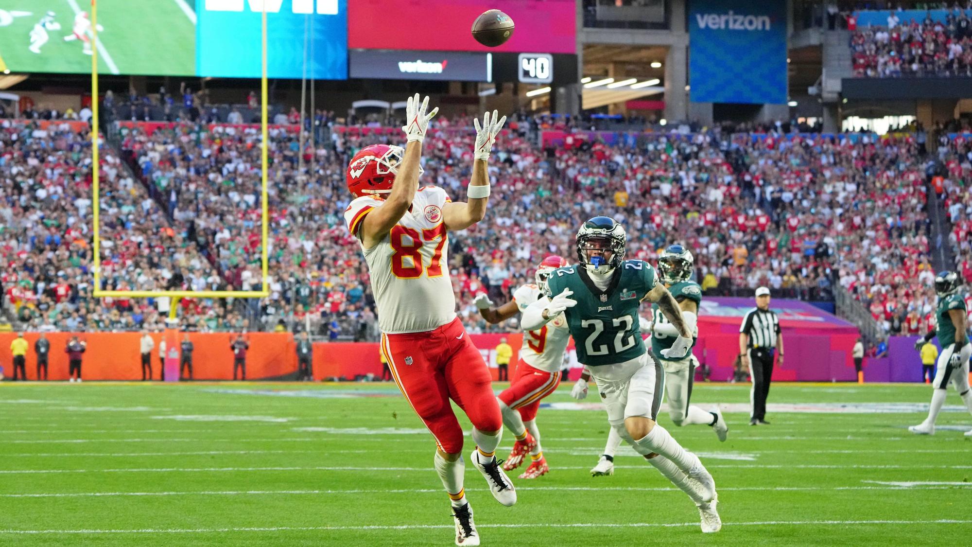 Travis Kelce 87 fängt einen Pass zum Touchdown im ersten Viertel des Super Bowl.