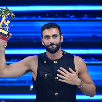 Marco Mengoni mit der Trophäe des Sanremo-Festivals.