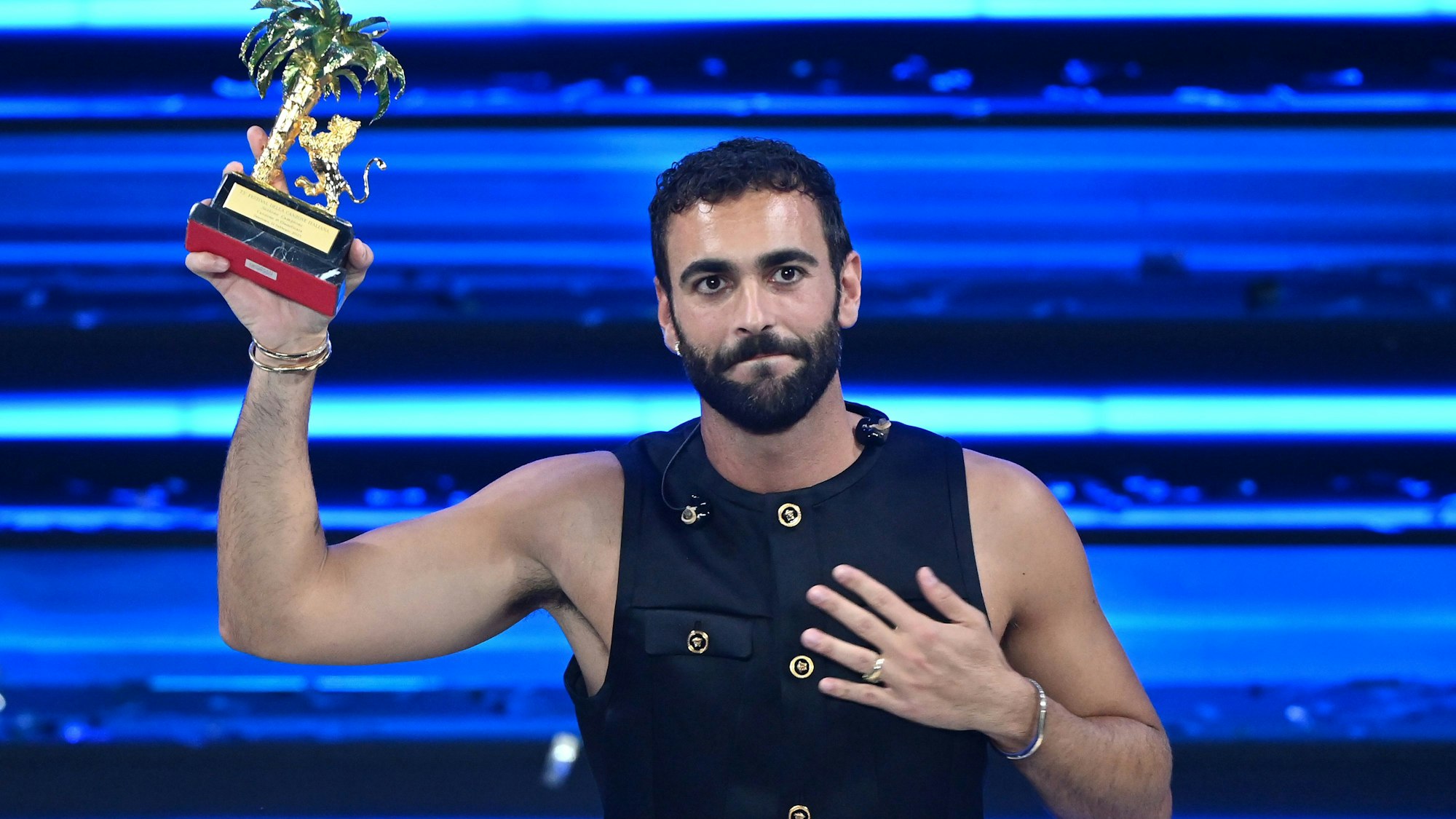 Marco Mengoni mit der Trophäe des Sanremo-Festivals.