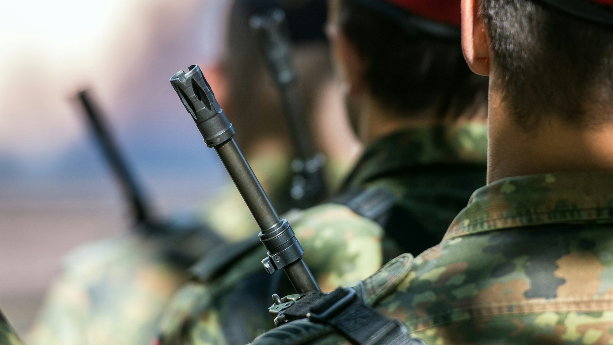 Der Mündungslauf eines Sturmgewehres vom Typ G36 von Heckler & Koch ist bei einem Appell der Bundeswehr zu sehen.
