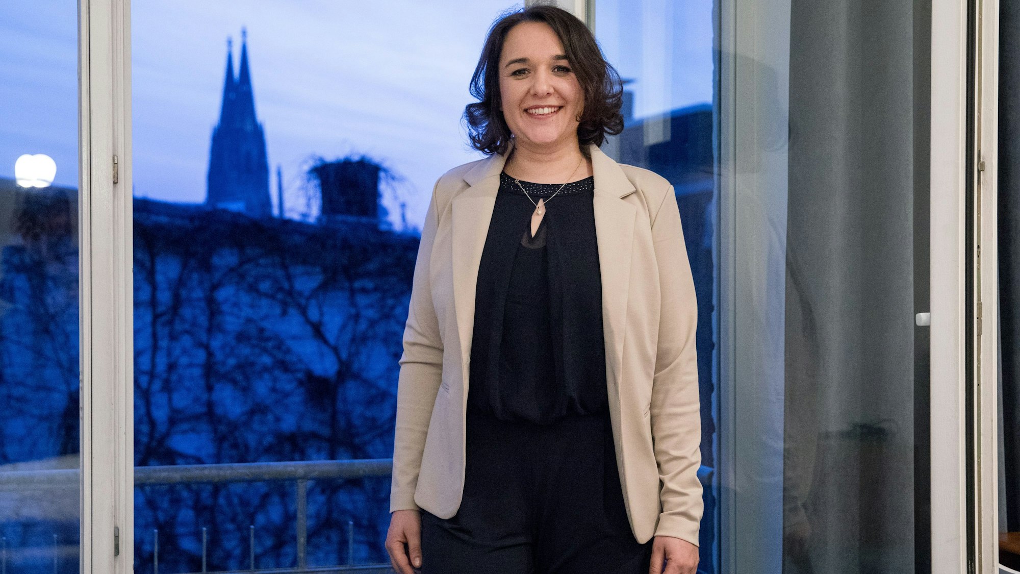 Hotelmanagerin Aylin Lamsfuß in einem Zimmer mit Domblick