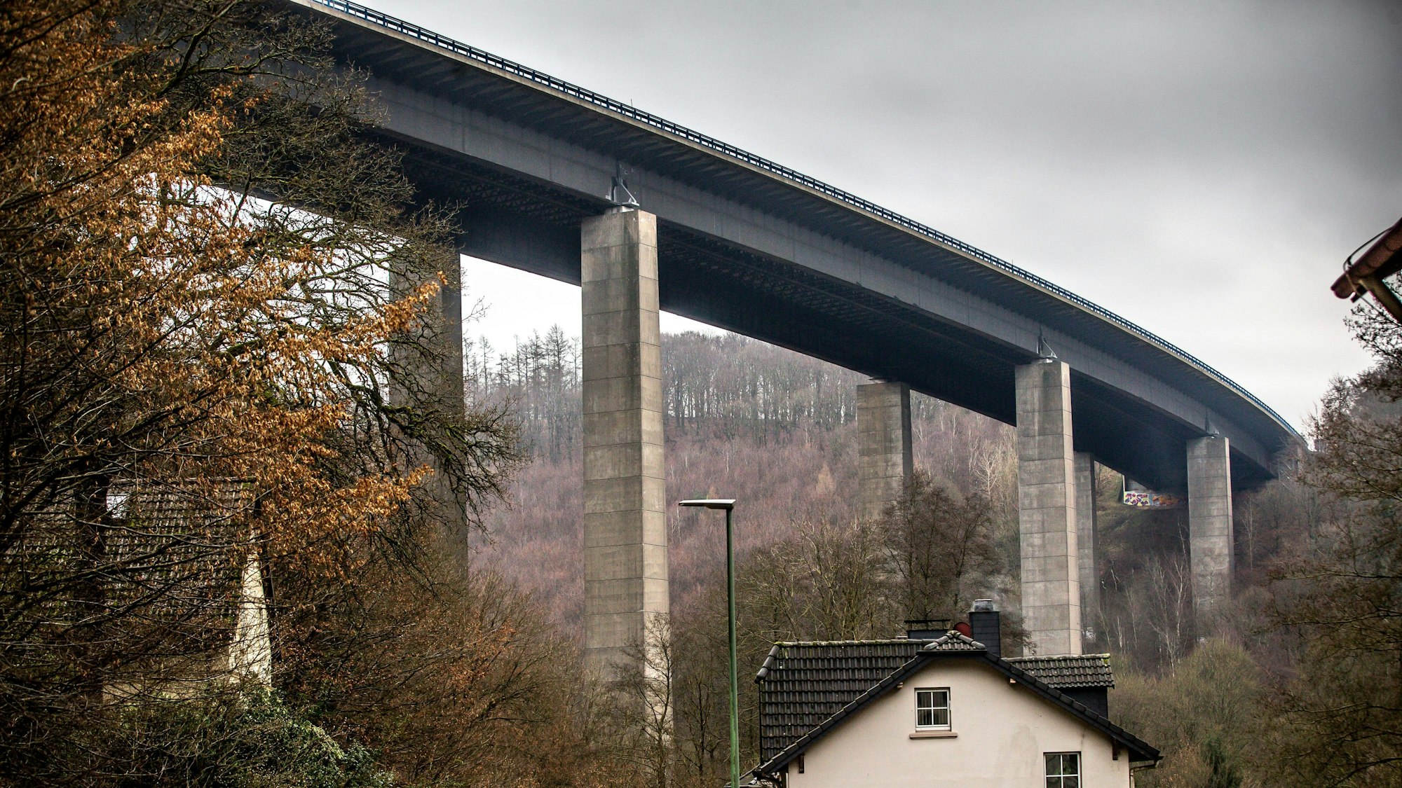 Die gesperrte Talbrücke Rahmede der Autobahn 45 bei Lüdenscheid ist zu sehen in winterlicher Anmutung.
