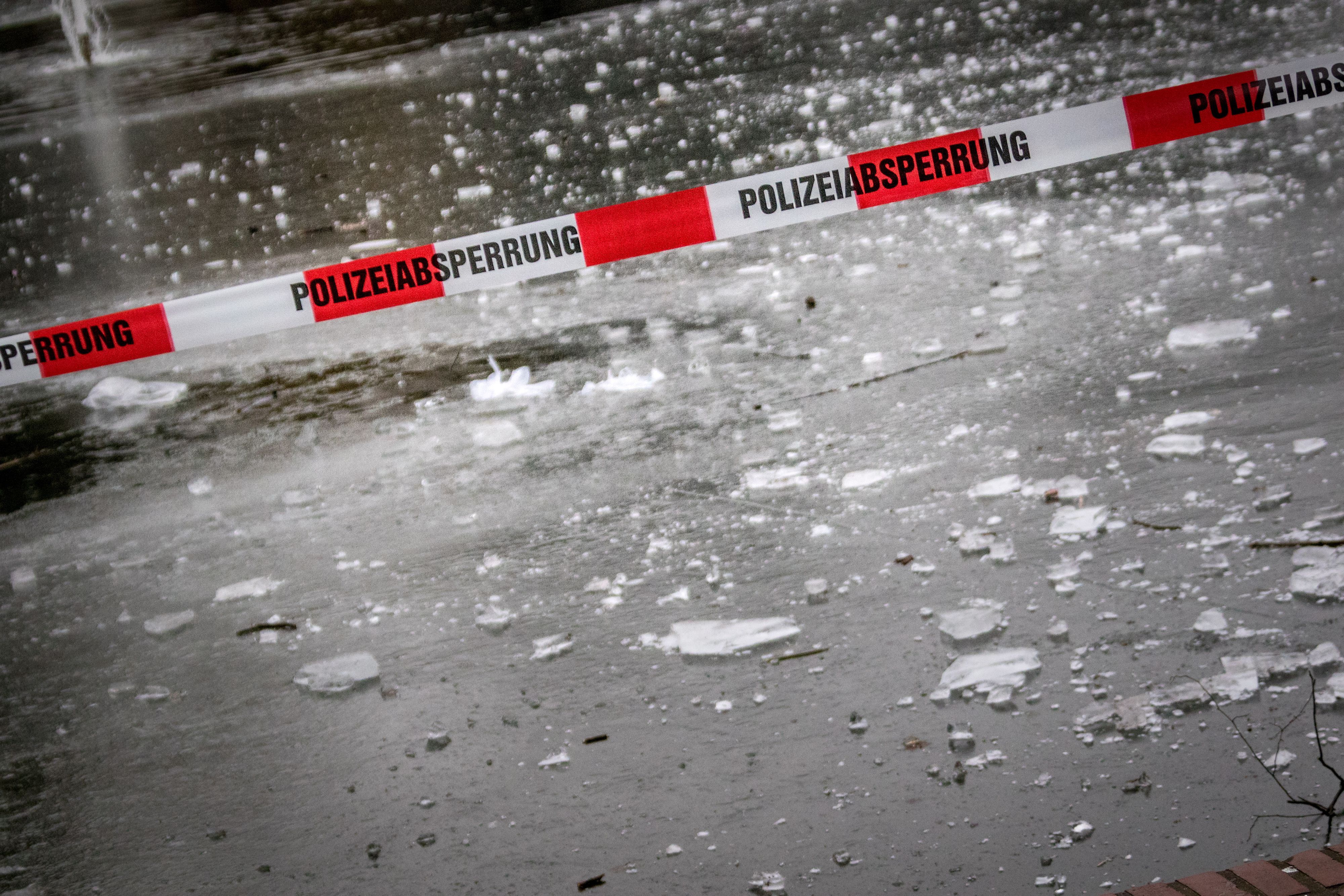 Flatterband mit der Aufschrift "Polizeiabsperrung" über zugefrorenem Wasser