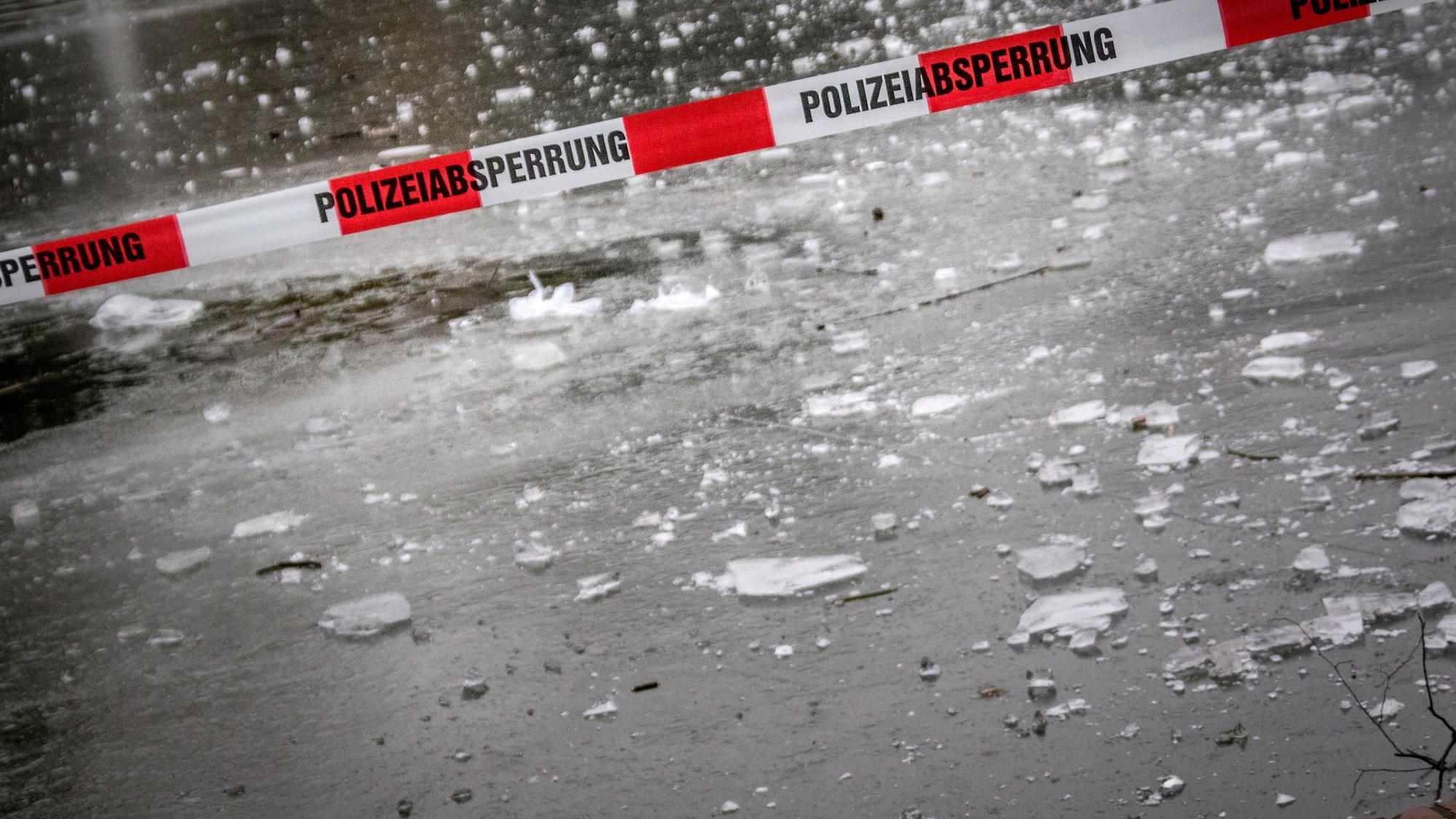 Flatterband mit der Aufschrift "Polizeiabsperrung" über zugefrorenem Wasser