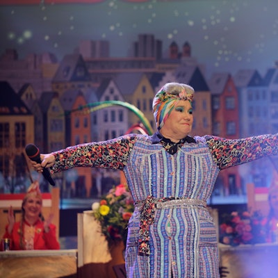 Achnes Kasulke steht im Kostüm bei der ARD Fernsehsitzung Gürzenich auf der Bühne-