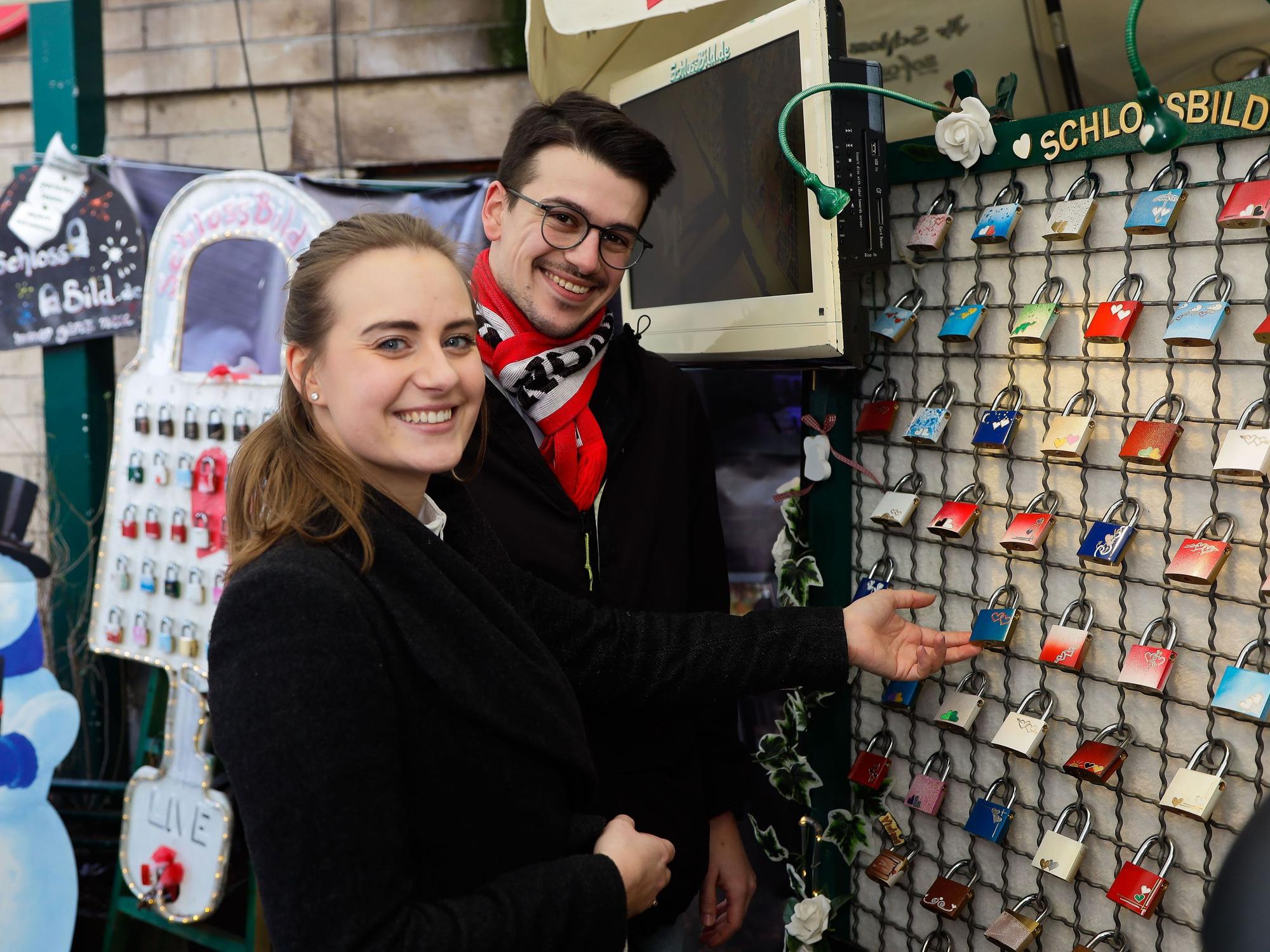 Marla Carus und Sven Turi und suchen im kleinen Laden von Liebesschloss-Künstler Peter Krahn nach einem Schloss.