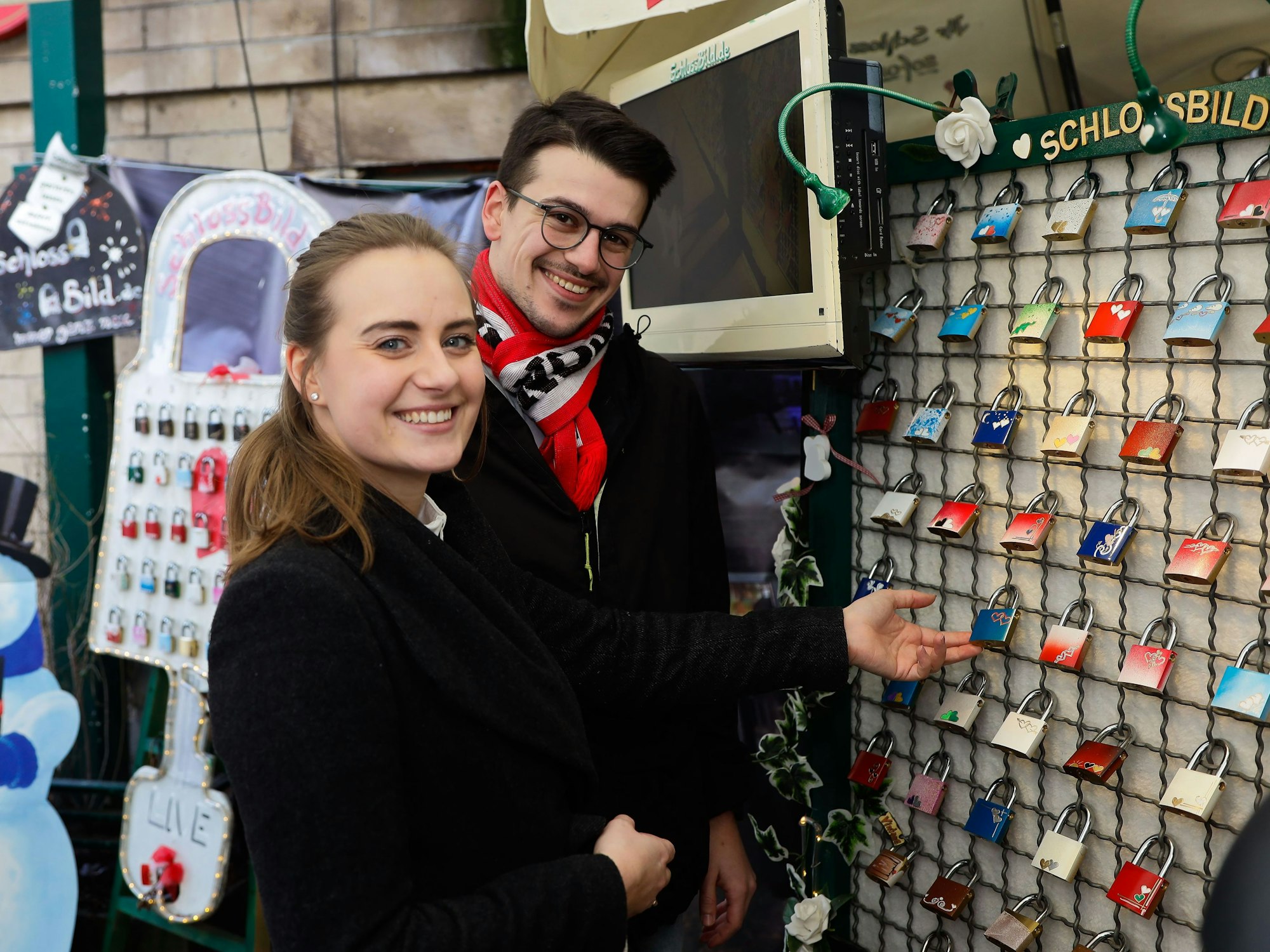 Marla Carus und Sven Turi und suchen im kleinen Laden von Liebesschloss-Künstler Peter Krahn nach einem Schloss.
