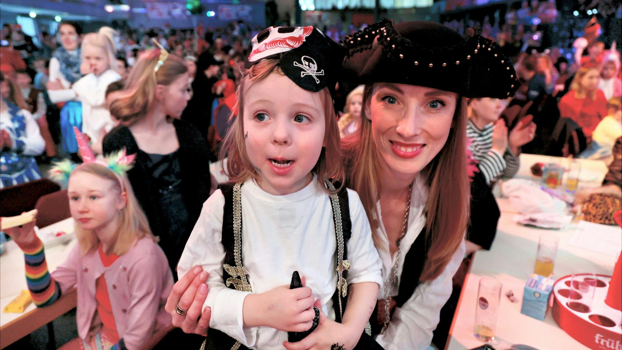 Anton( 3) kommt mit Linda Wüllner aus München nach Leverkusen. Beide sind als Piraten verkleidet.