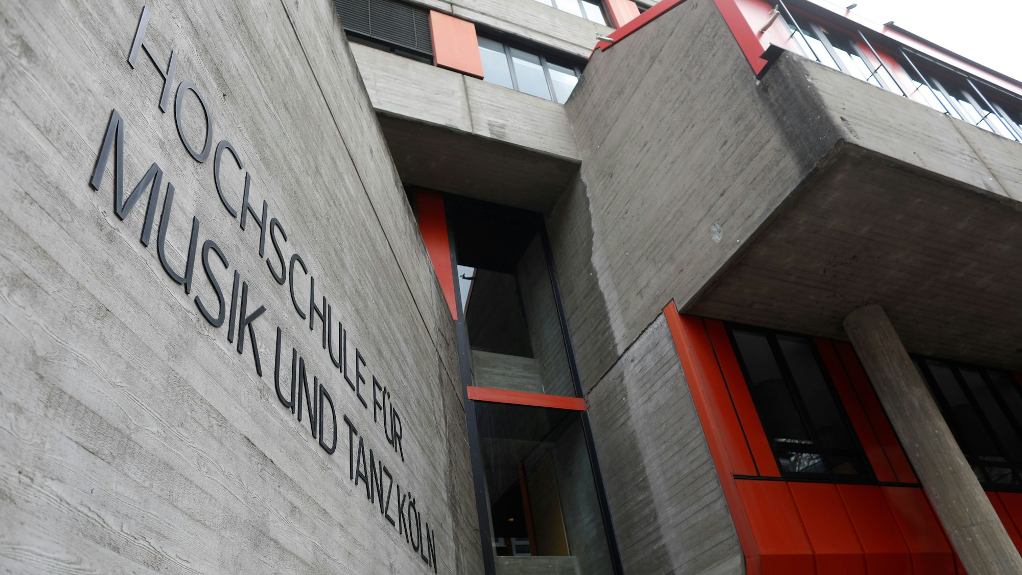 Fassade der Hochschule mit ihrem Schriftzug