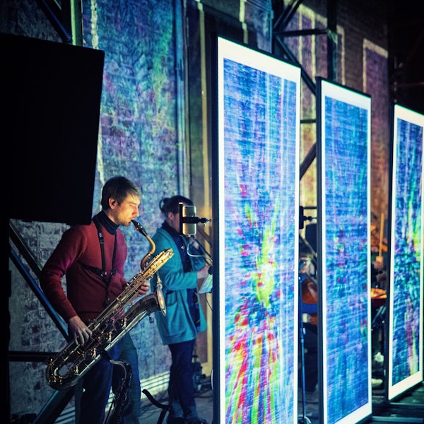 Das Ensemble „Electronic ID“ verschwindet hinter Leinwänden.