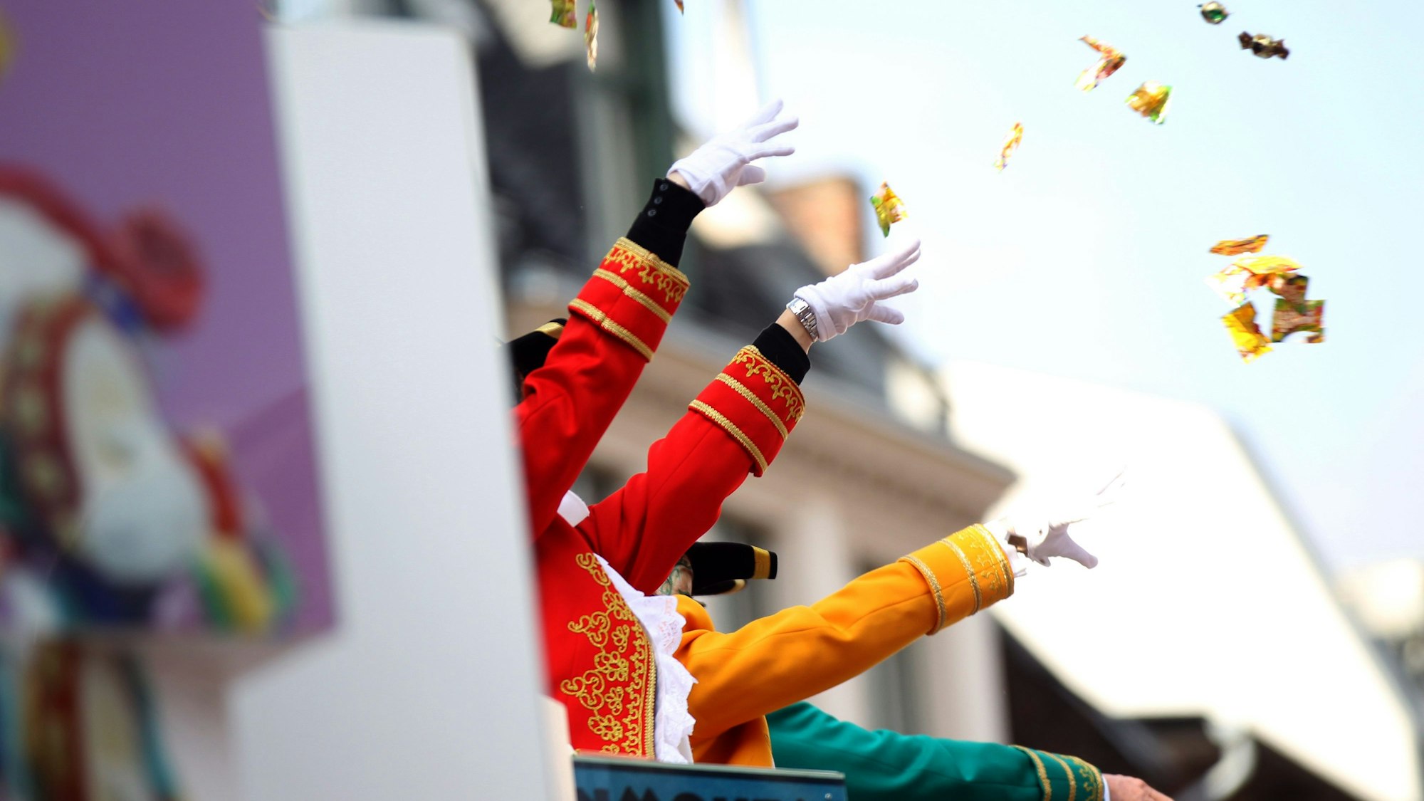 ARCHIV - 20.02.2012, Nordrhein-Westfalen, Köln: Von einem Karnevalswagen werden Kamelle geworfen. Beim Kölner Rosenmontagszug gilt für Karnevalisten in diesem Jahr ein strenges Verbot, Kamelle - also Süßigkeiten - in den Rhein zu werfen. Foto: Oliver Berg/dpa +++ dpa-Bildfunk +++