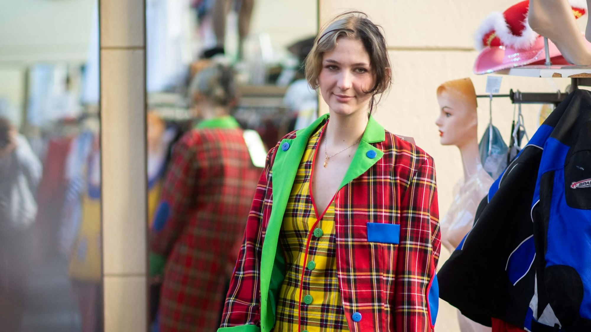 Elena Pintus trägt einen in verschiedenen Farben karierten Anzug.