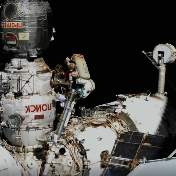 Der russische Kosmonaut Oleg Artemjew und seine italienische Kollegin Samantha Cristoforetti arbeiten bei einem Außeneinsatz an der Raumstation ISS.