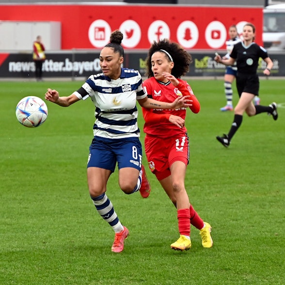 12.02.2023, Fussball-Bayer Leverkusen-MSV Duisburg
links: Vanessa Fürst (Duisburg)
rechts: Amira Arfaoui (Bayer)
Foto: Uli Herhaus