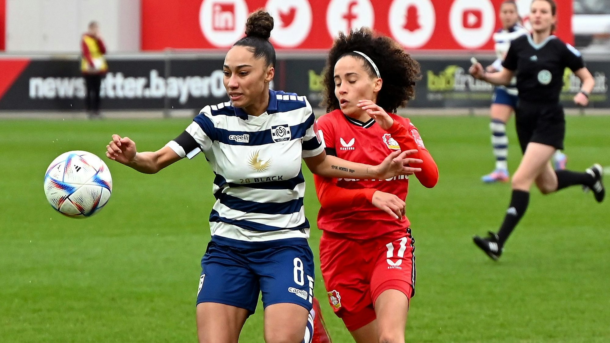 12.02.2023, Fussball-Bayer Leverkusen-MSV Duisburg
links: Vanessa Fürst (Duisburg)
rechts: Amira Arfaoui (Bayer)
Foto: Uli Herhaus