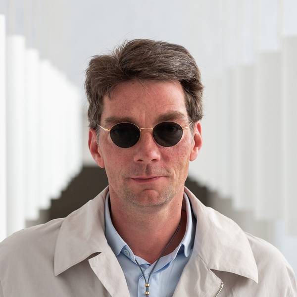 Marco Goecke, Ballettdirektor der Staatsoper Hannover, steht im Foyer der Staatsoper. Goecke ist nach einer Hundekot-Attacke auf eine Journalistin suspendiert worden. Er erhielt auch ein Hausverbot.