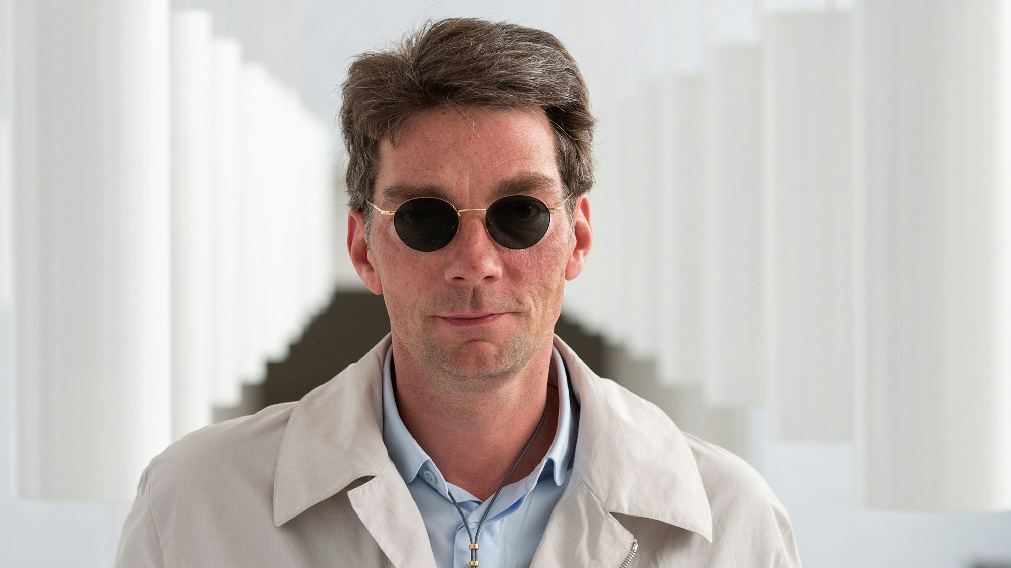 Marco Goecke, Ballettdirektor der Staatsoper Hannover, steht im Foyer der Staatsoper. Goecke ist nach einer Hundekot-Attacke auf eine Journalistin suspendiert worden. Er erhielt auch ein Hausverbot.