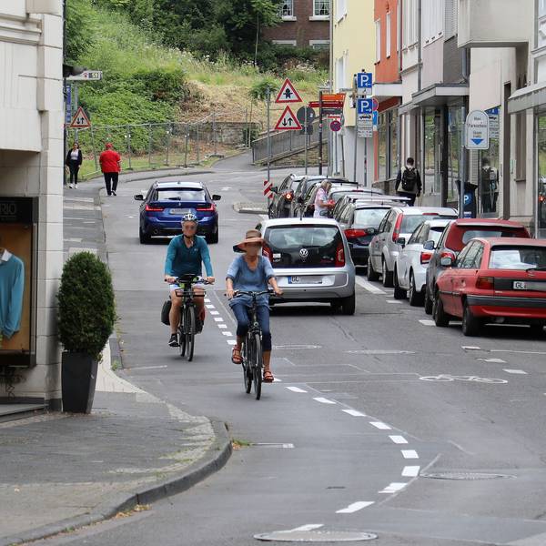 Das Foto zeigt Radfahrende auf der Laurentiusstraße in Bergisch Gladbach