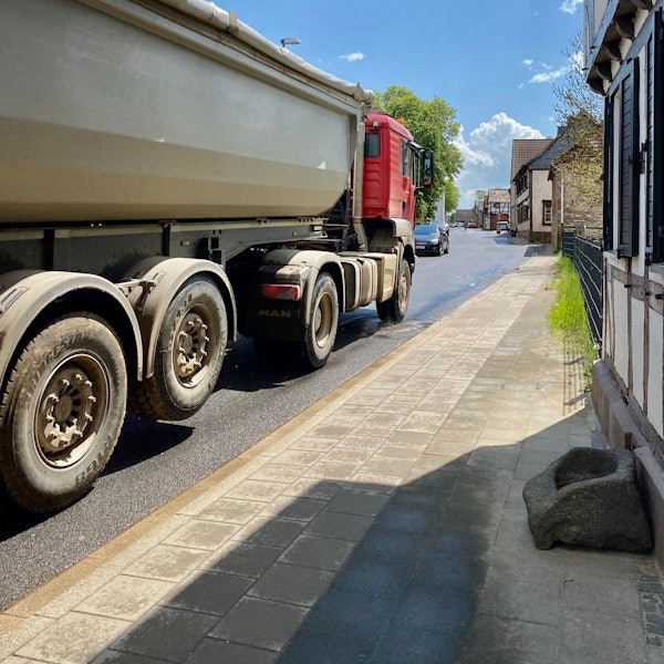 Ein schwerer Lastwagen rollt über die Rheinbacher Straße in Müggenhausen.
