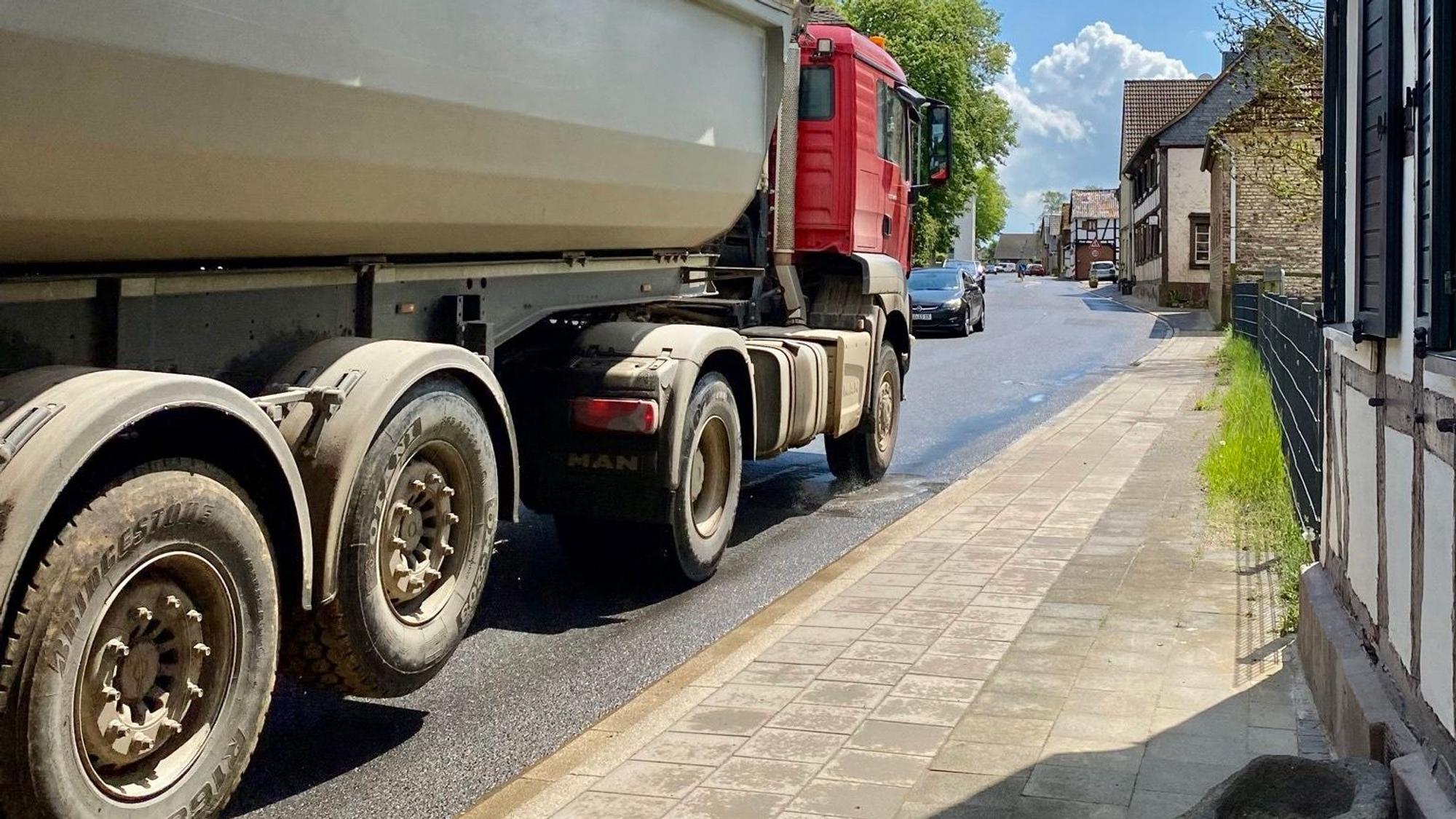 Ein schwerer Lastwagen rollt über die Rheinbacher Straße in Müggenhausen.