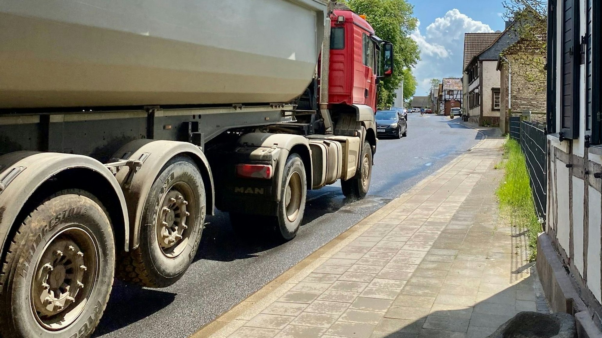 Ein schwerer Lastwagen rollt über die Rheinbacher Straße in Müggenhausen.