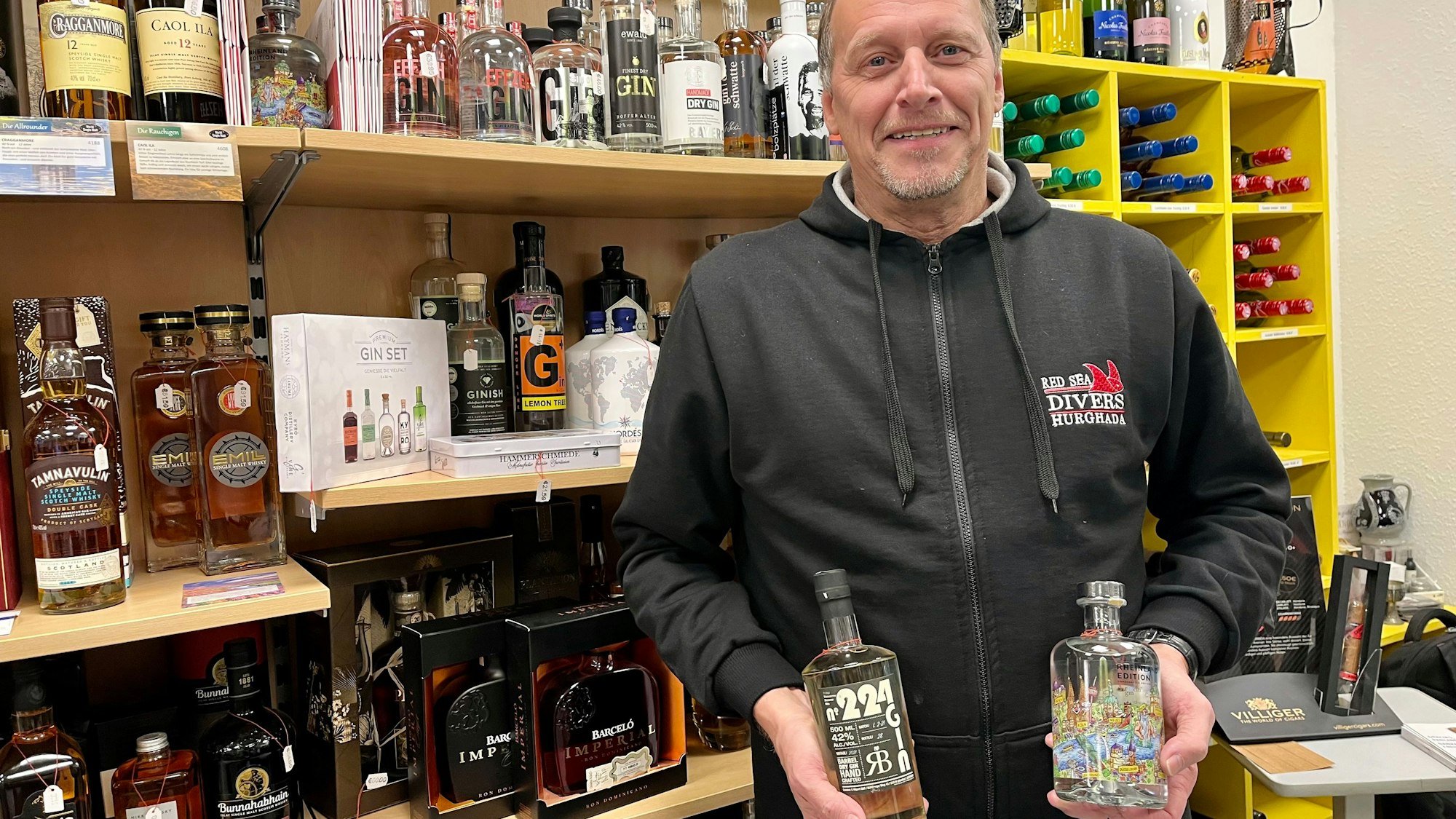 Michael Scheuß vor dem Spirituosenregal in seinem Laden