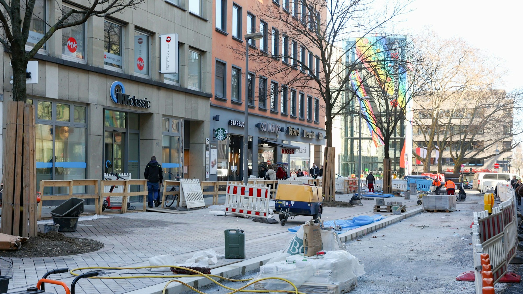 Übersichtsaufnahme der Gürzenichstraße. Sie wird umgebaut und es finden Pflasterarbeiten statt.
Die Arbeiten finden vor allem im Abschnitt zwischen Große und Kleine Sandkaul statt.
