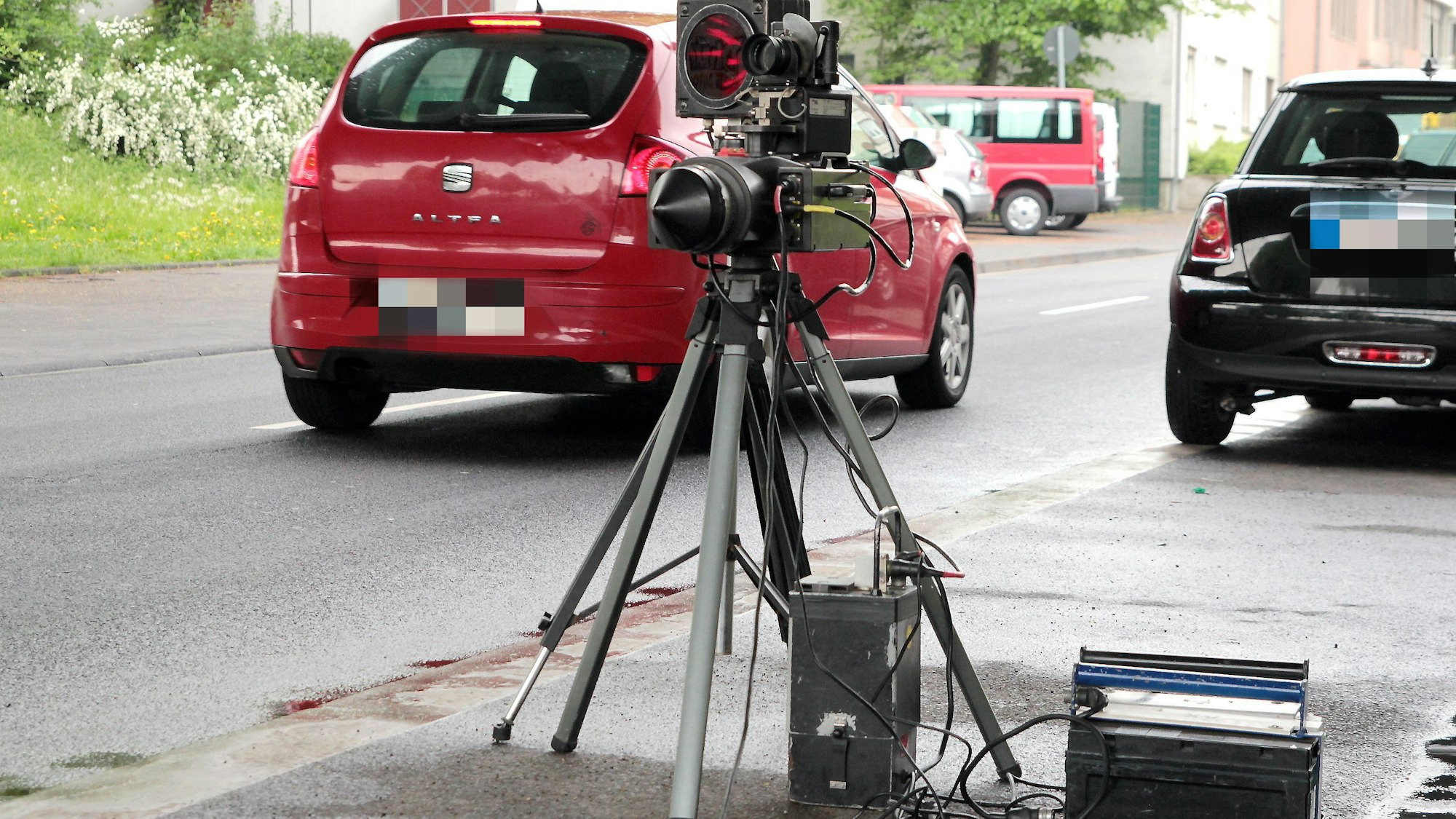 Das Bild zeigt eine mobile Geschwindigkeitsmessanlage der Polizei.