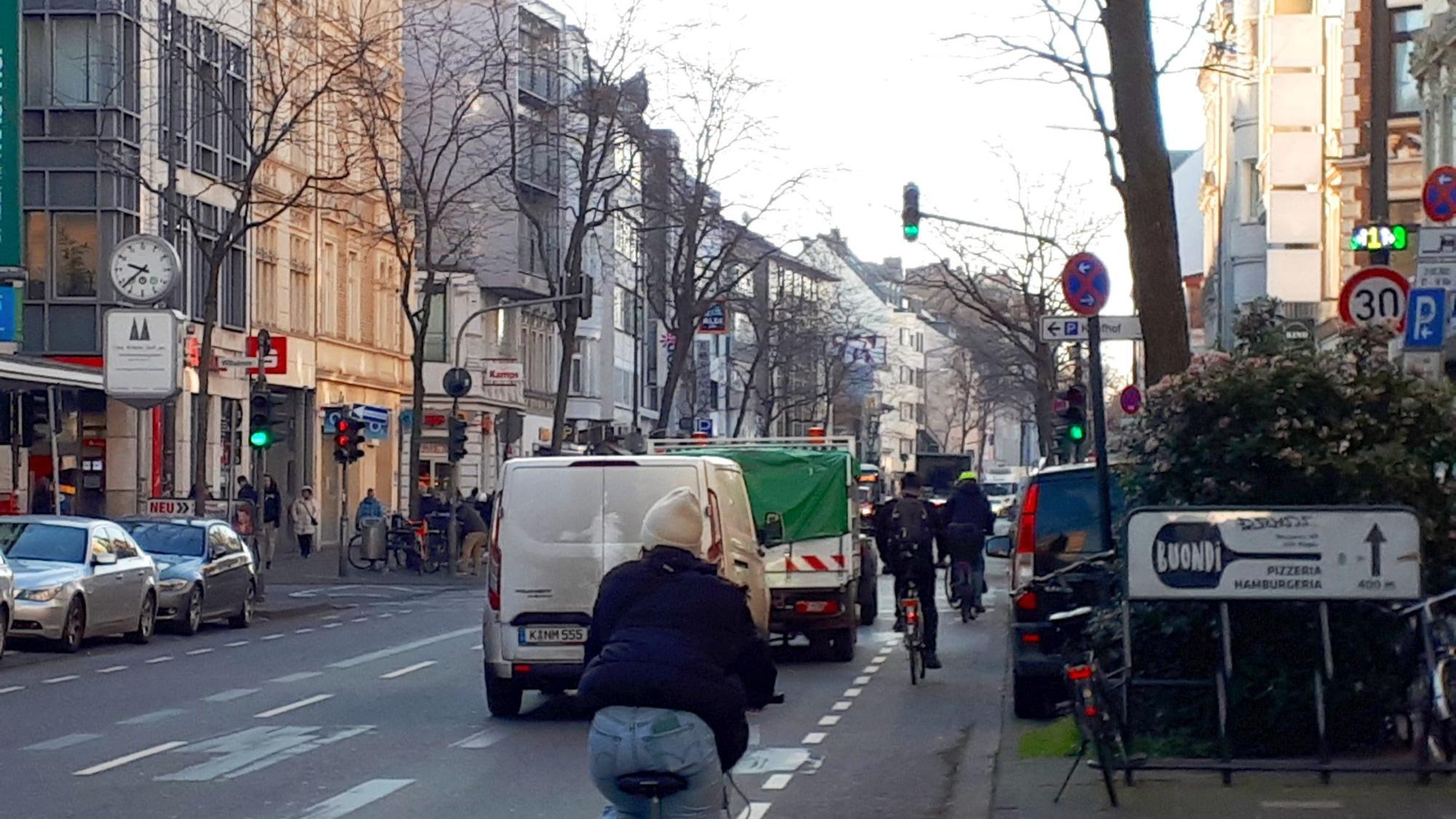 Räder sollen in Zukunft auf der Neusser Straße die Fahrbahn mitnutzen, ohne Schutzstreifen.