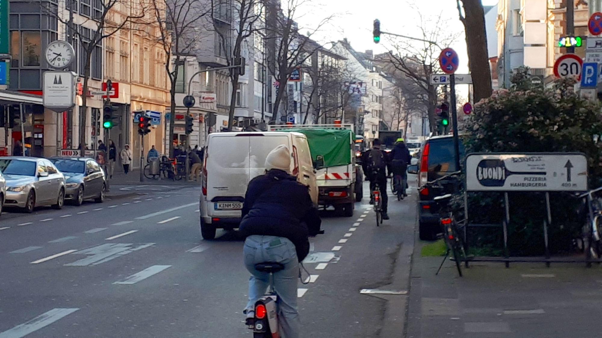 Die Fahrbahn zwischen der Blücherstraße und Nelkenstraße soll sieben statt wie bislang vorgesehen sechs Meter breit seien.