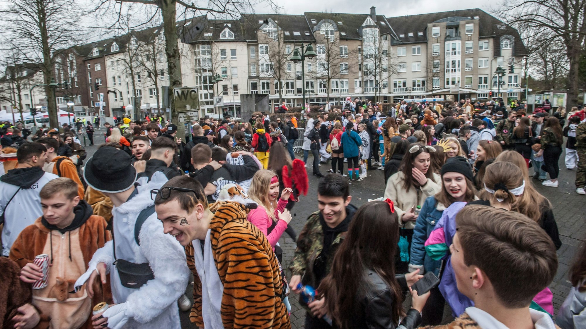 feiernde auf dem Lindenplatz