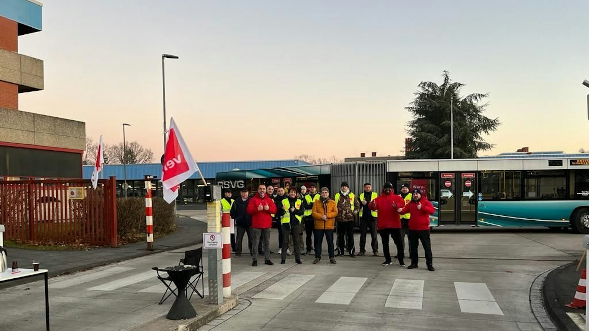 Streikende am Bus-Depot in Hennef.