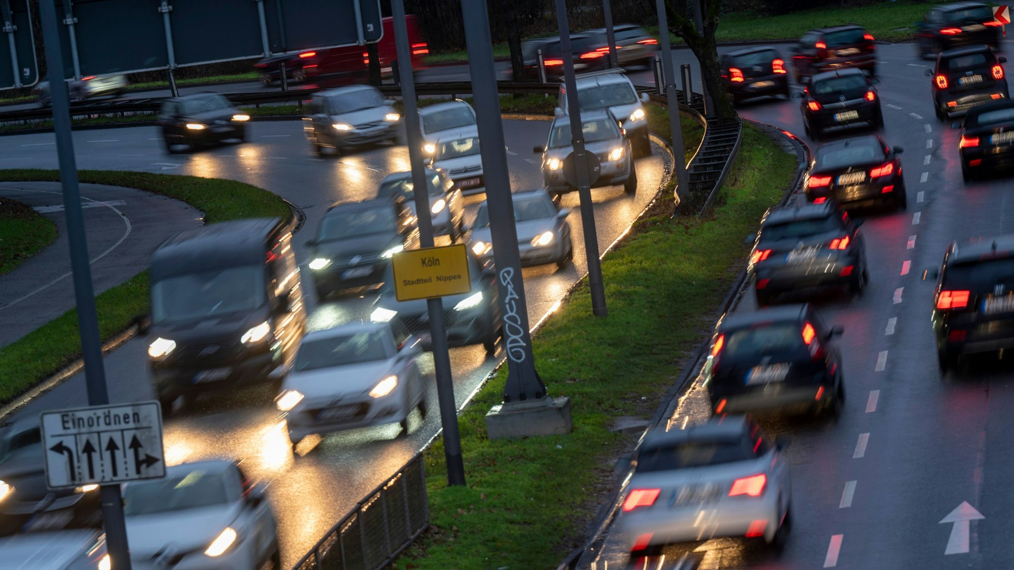 Autos fahren über die Innere Kanalstraße in Nippes
