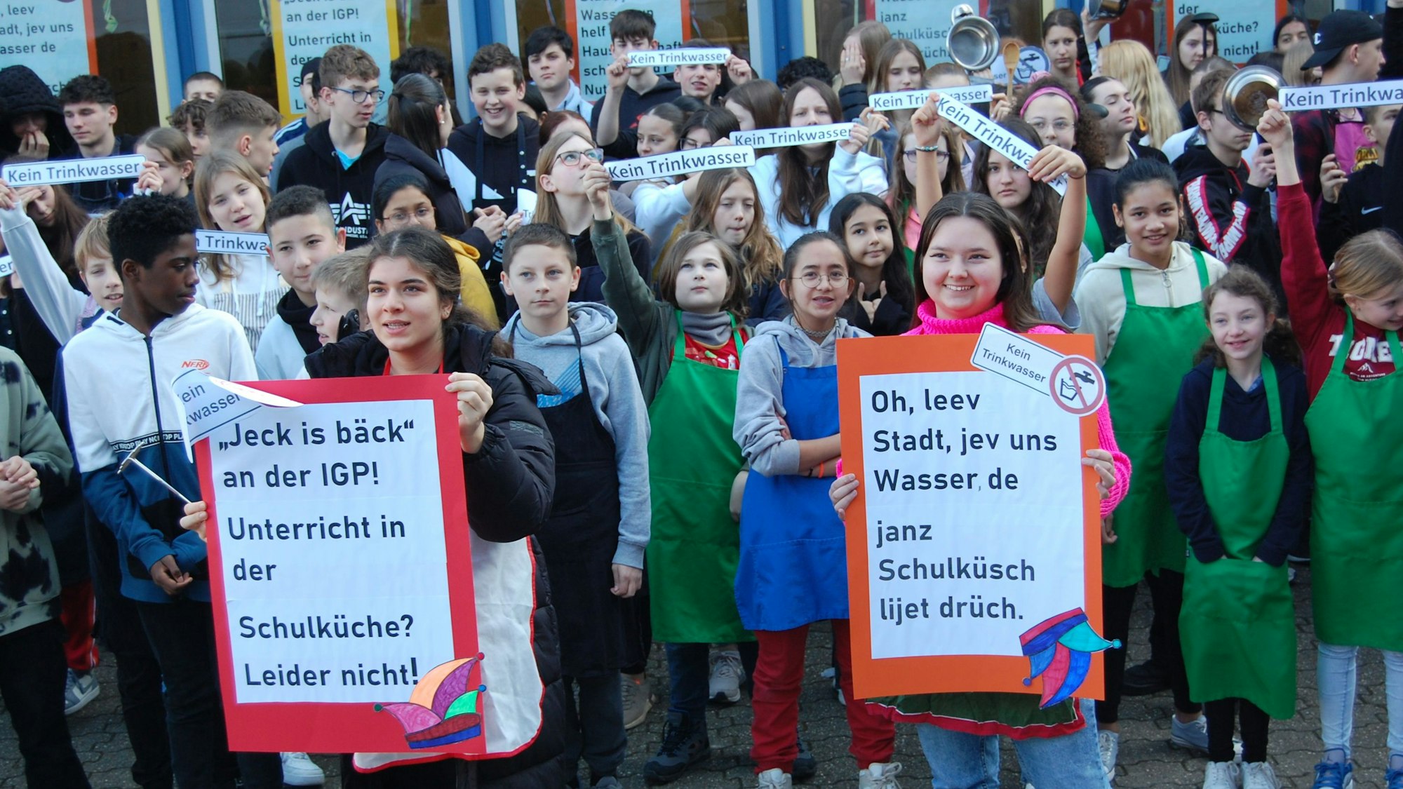 Schüler des Hauswirtschaftsunterrichts der Integrierten Gesamtschule Paffrath (IGP) protestieren mit Schildern.