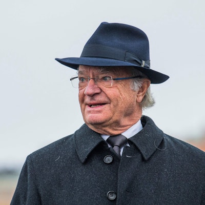 König Carl Gustaf mit Hut.