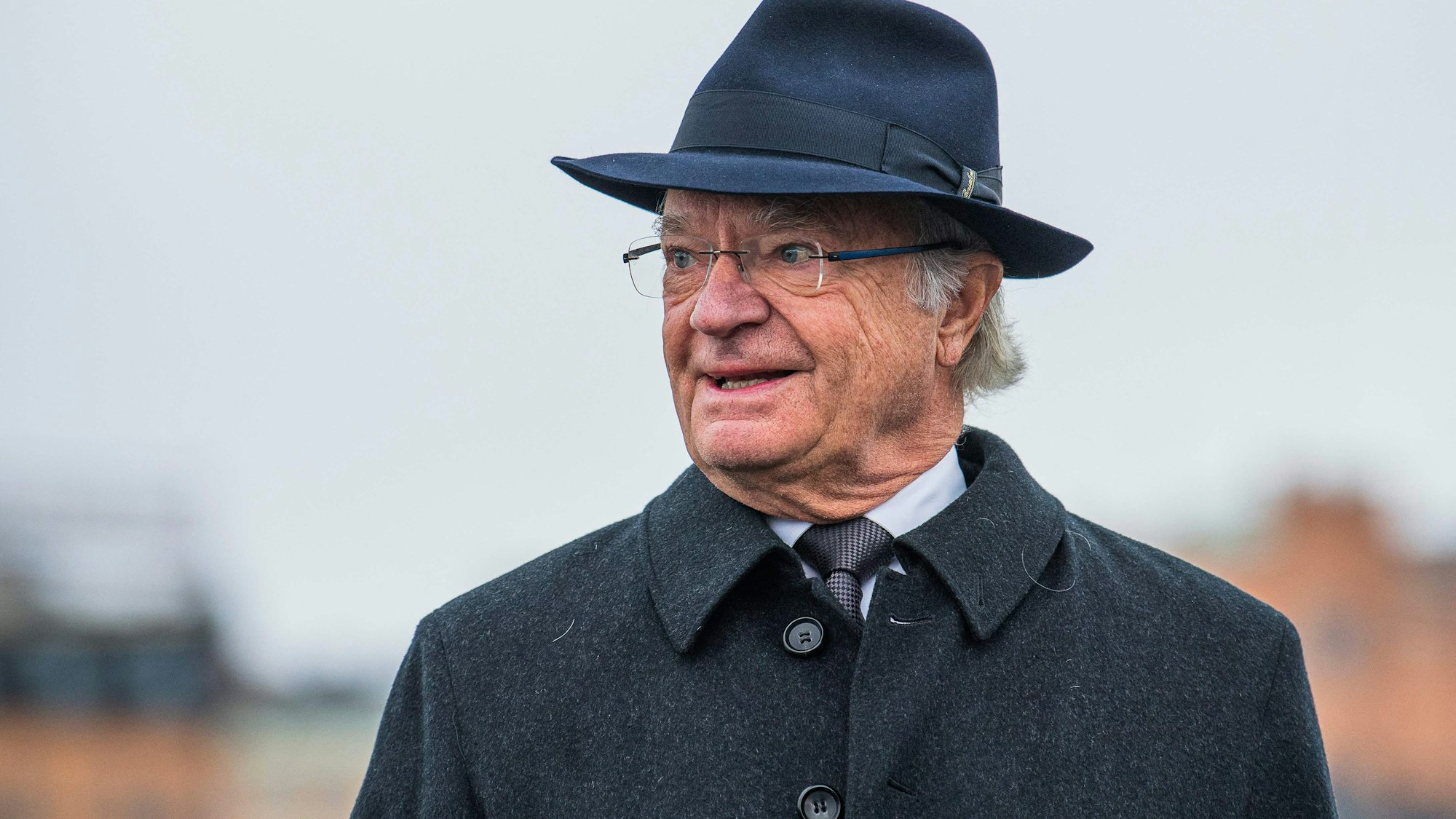 König Carl Gustaf mit Hut.