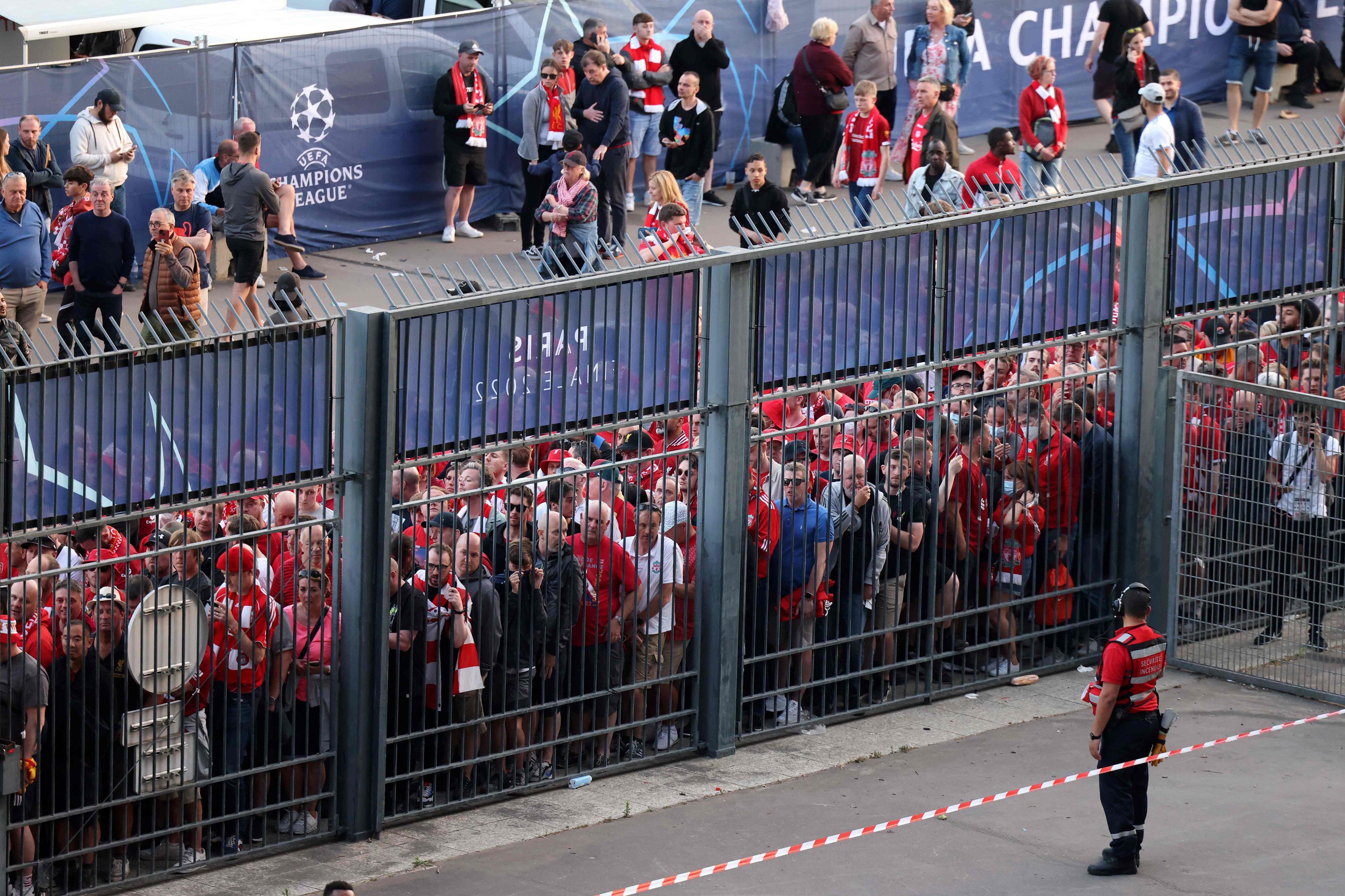 Fans des FC Liverpool stehen während des Champions-League-Finals draußen vor dem Stadion in Paris.