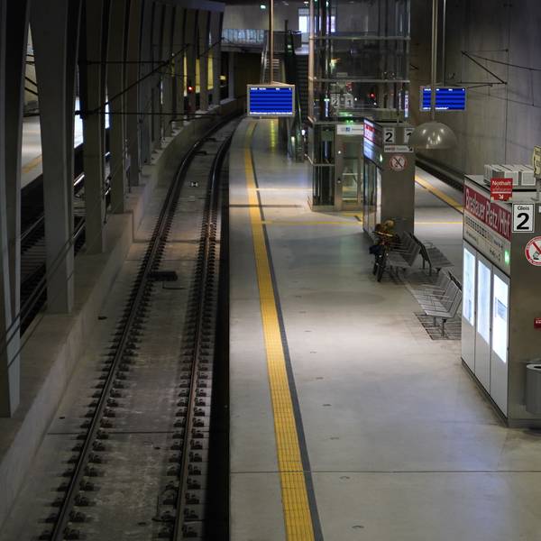 Der Bahnsteig am Breslauer Platz ist leer.