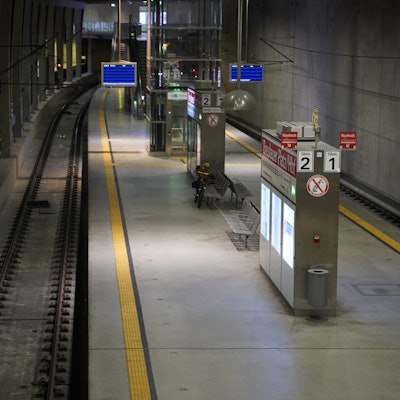 Der Bahnsteig am Breslauer Platz ist leer.