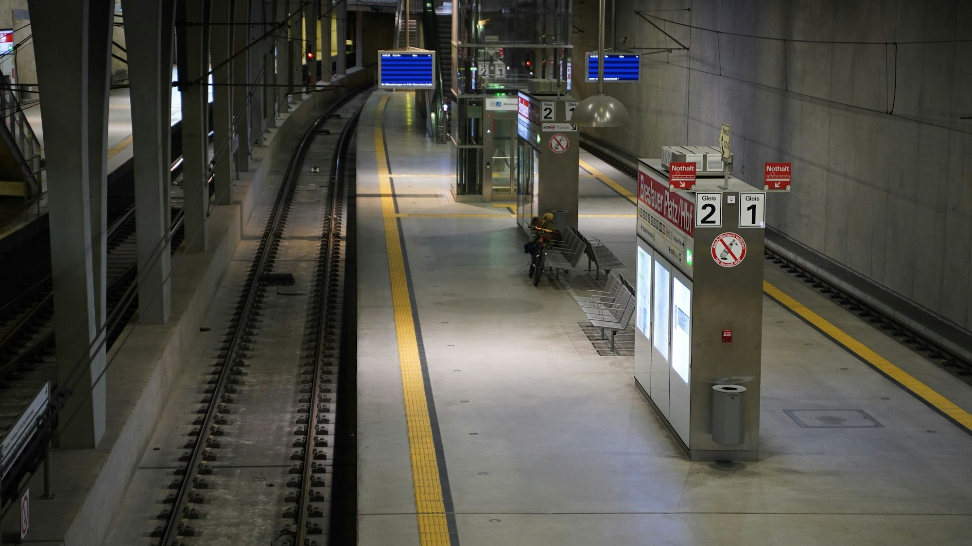Der Bahnsteig am Breslauer Platz ist leer.