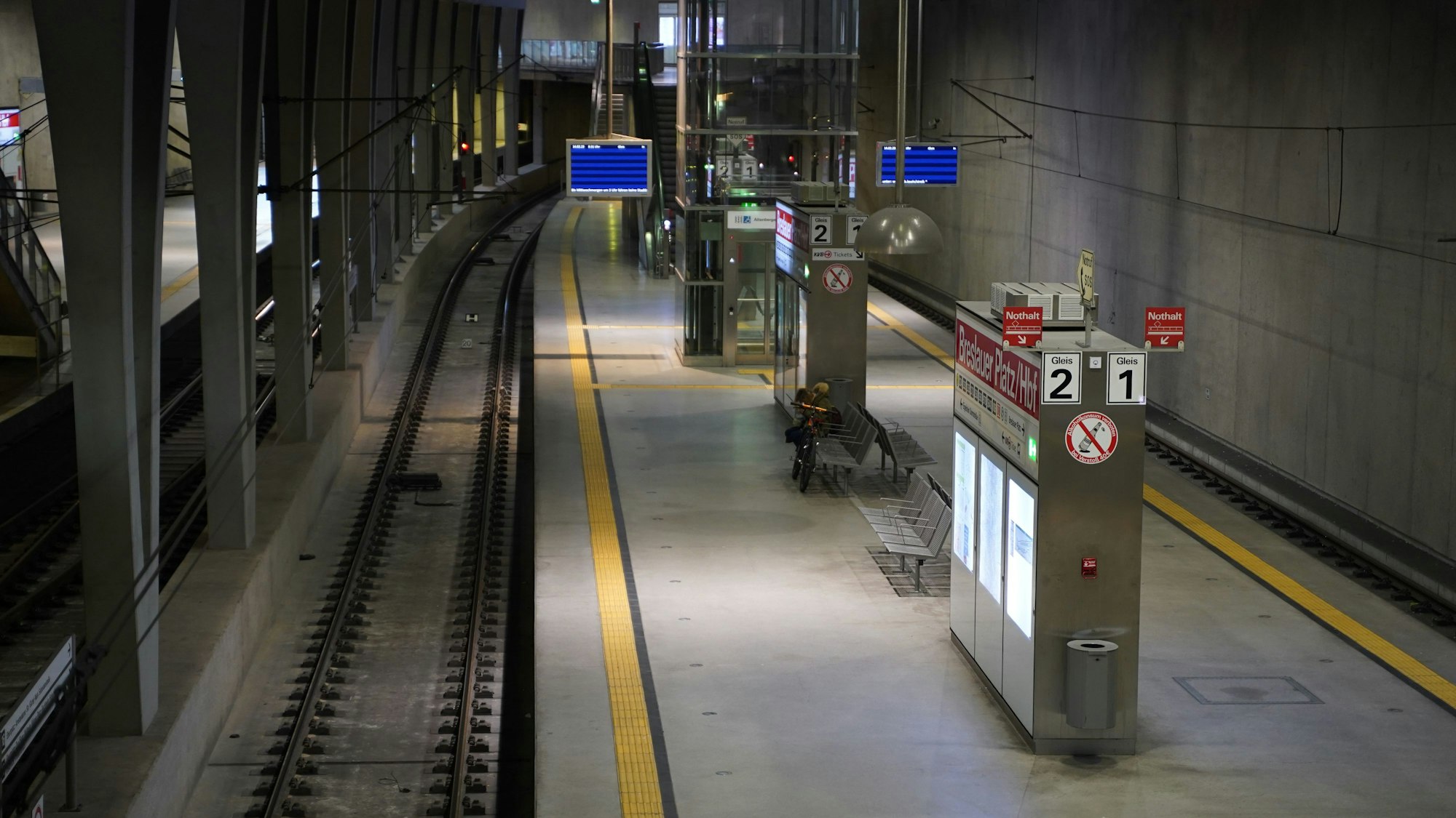 Der Bahnsteig am Breslauer Platz ist leer.