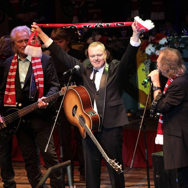 Stefan Raab singt mit der Band Höhner und hält einen FC-Schal hoch.